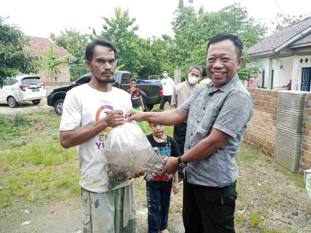 Koptan Sundahan Terima Bantuan Bibit Ikan Patin