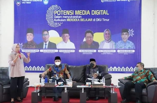 Enos Buka Seminar Potensi Media Digital Dalam Menyukseskan Kurikulum Merdeka Belajar