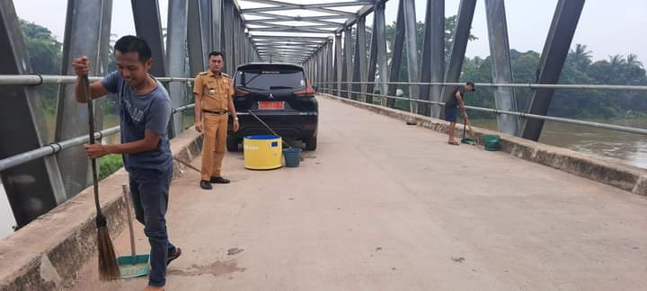 Camat Rantau Panjang dan Staf Bersih-bersih Jembatan Sejangko