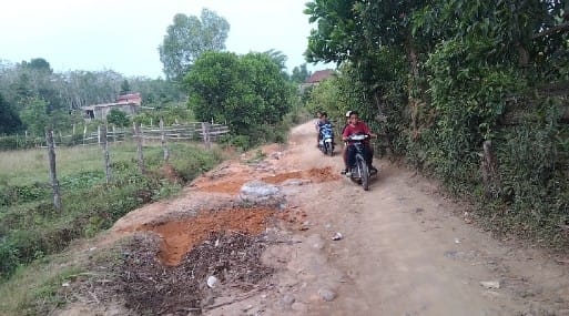 Warga Desa Tanjung Atap Dambakan Perbaikan Jalan
