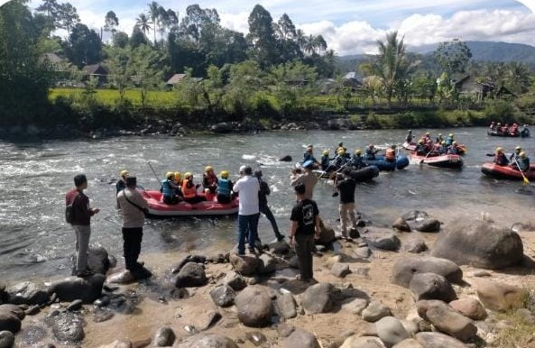 Babinsa Monitor Kegiatan Ibu Kapolda Ikut Arum Jeram Star