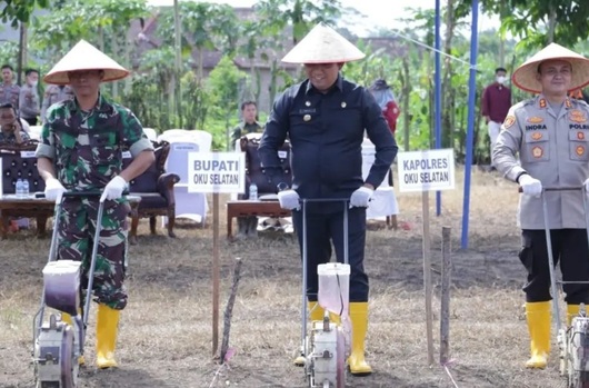 Bupati Popo Ali Dorong Warga Tingkatkan Luasan Tanam Jagung dan Genjot Produktivitas