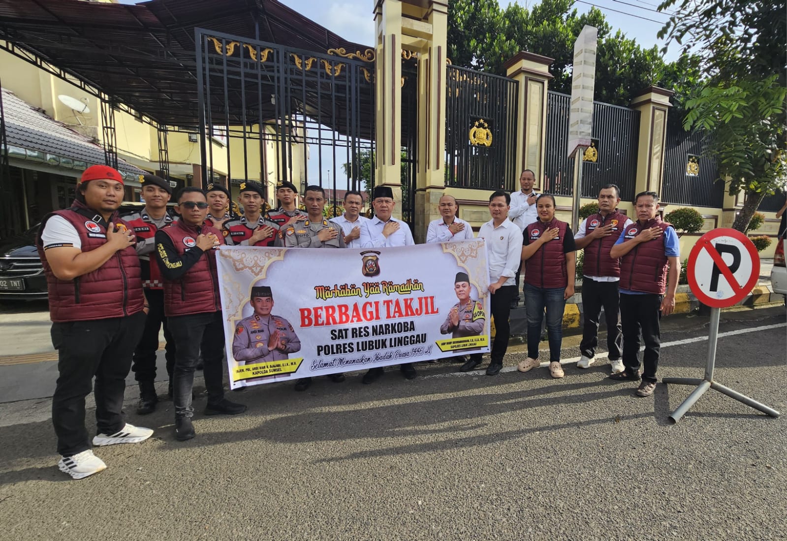 Raih Berkah Ramadhan, Satres Narkoba Polres Lubuk Linggau Bagi Takjil Kepada Masyarakat 