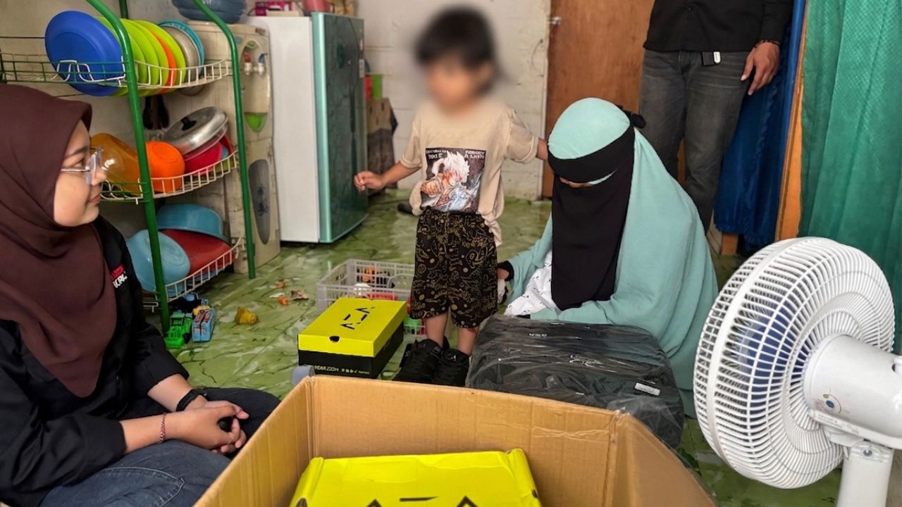 AZA x Disway Grup Kirim Sepatu dan Tas untuk Keluarga Almarhum Mandala, Remaja Meninggal Karena Infeksi Kaki