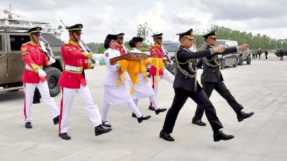 Duplikat Bendera Merah Putih dan Teks Proklamasi Tiba di Istana Negara IKN, Warga Antusias