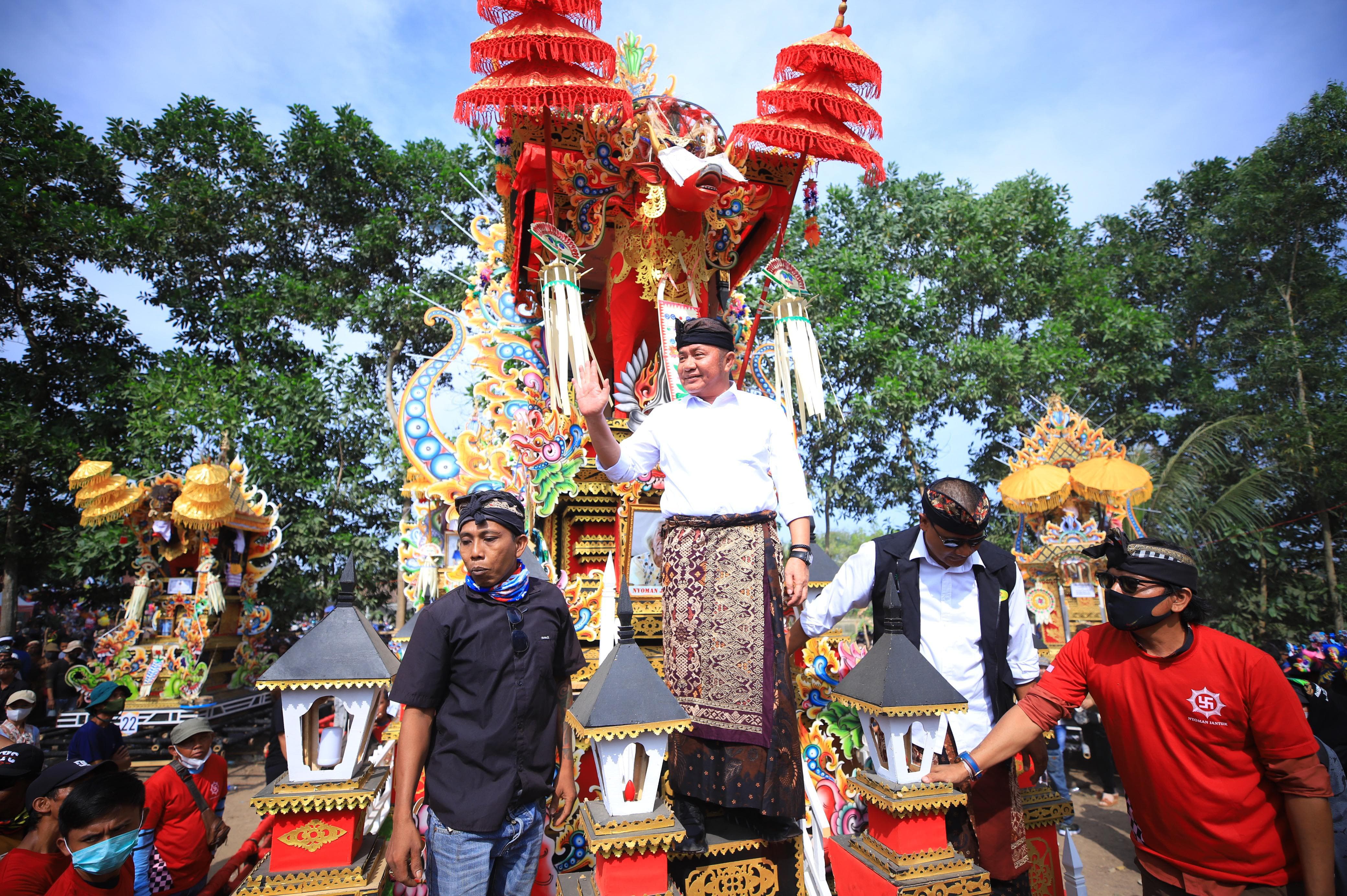 Herman Deru Hadiri Ngaben Massal di OKI, Serukan Pelestarian Budaya Sebagai Perekat Bangsa