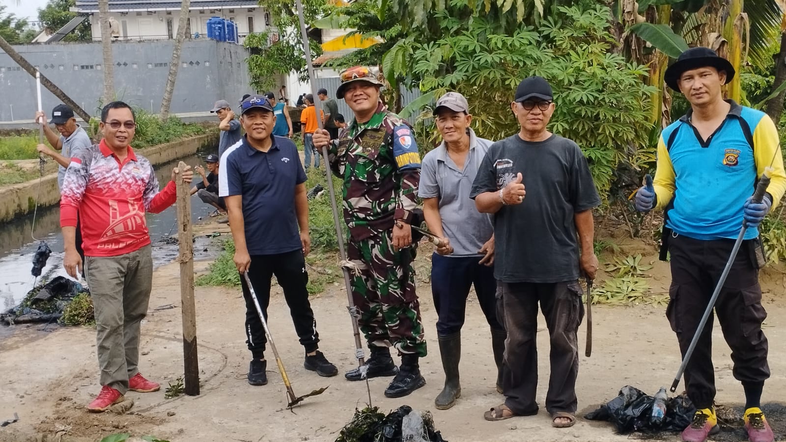 Semangat Gotong Royong Kelurahan Ario Kemuning Hilangkan Sampah di Sungai Bayas 
