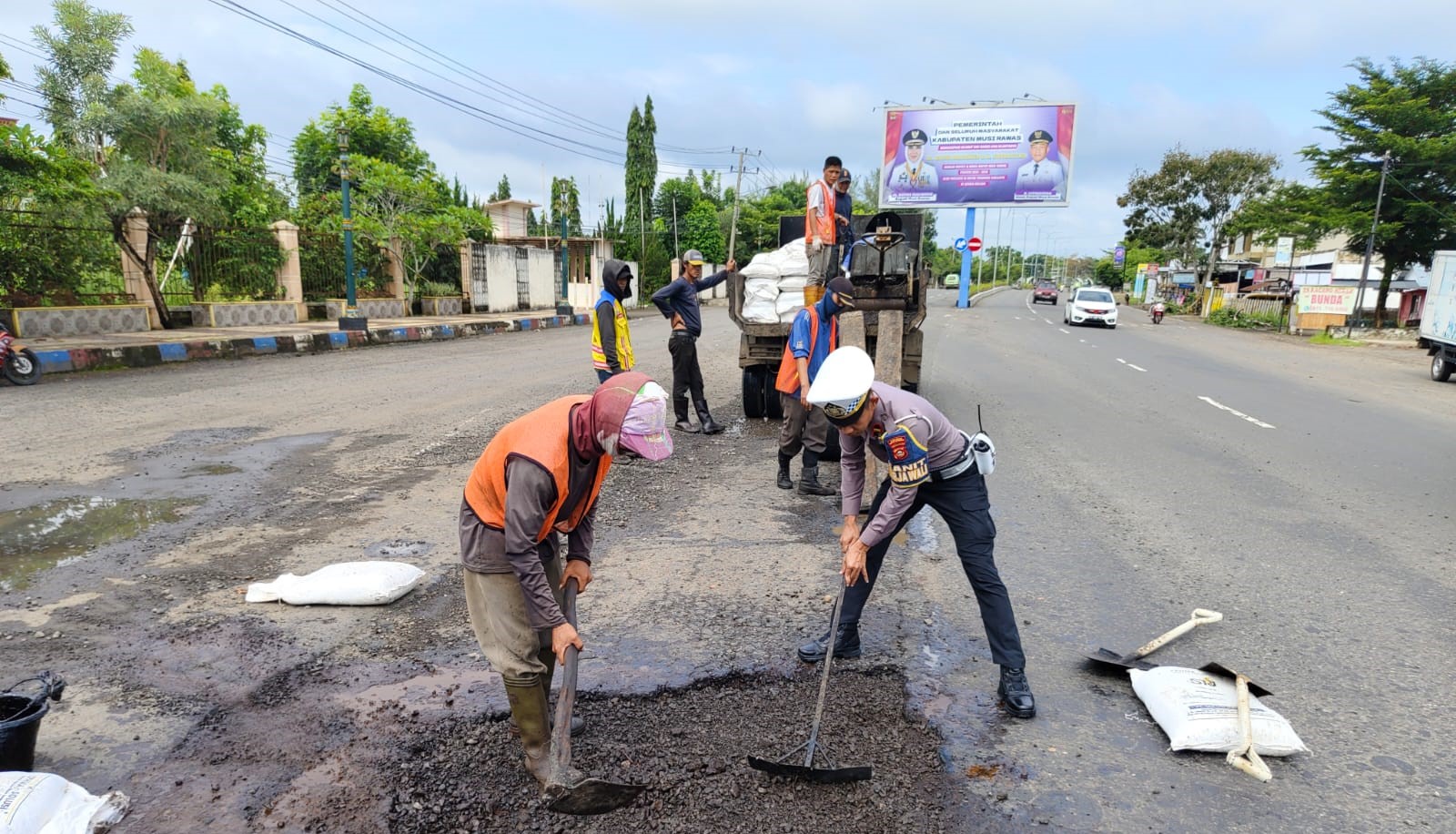 Satlantas Polres Musi Rawas Bersama Balai Pelaksanaan Jalanan Nasional Tambal Jalan Berlubang 