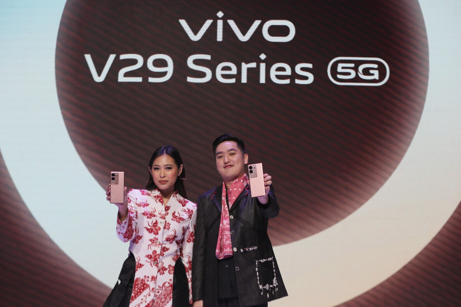 vivo V29 x Wilsen Willim, Koleksi Batik Eksklusif untuk Pancarkan Semangat Merah