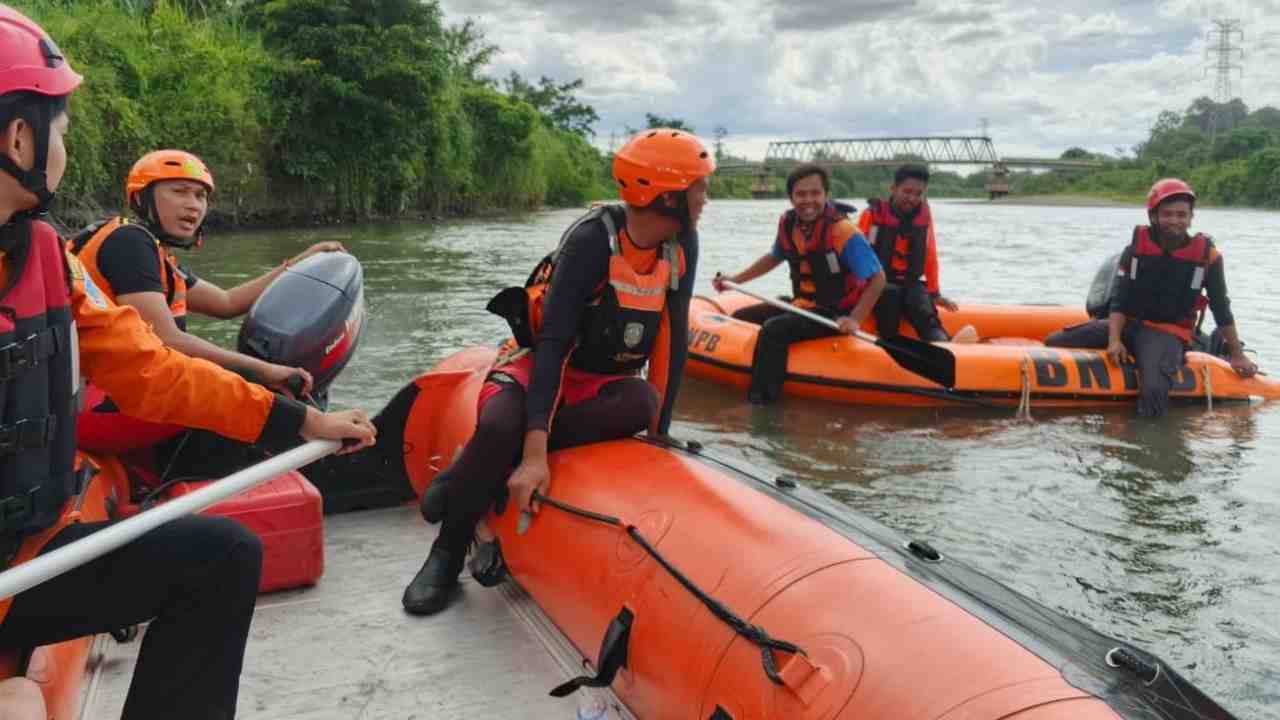 Kecelakaan Tragis, Pengendara Motor Hilang di Sungai Lematang Lahat Usai Ditabrak Mobil