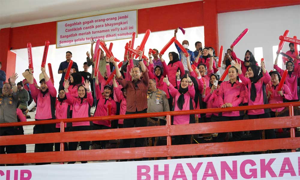 Wakapolda Sumsel Beri Support Tim Bhayangkari Sumsel Putri Sriwijaya di Tournament Volley Ball Bhayangkari Cup