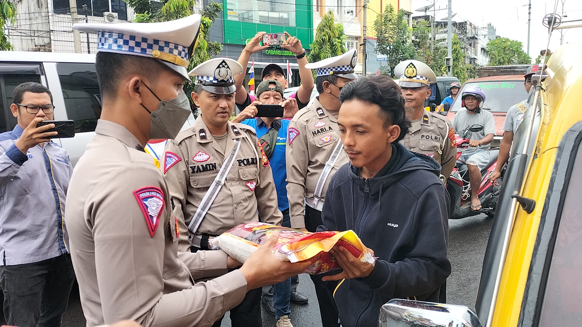 Sopir Angkot, Ojol dan Jukir di Lubuklinggau Dapat Bantuan Beras