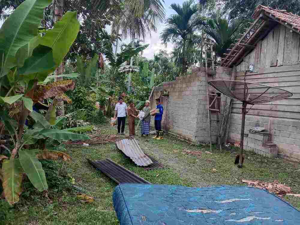 Warga Diterpa Angin Puting Beliung, Ini yang Dilakukan Forkopimcam Baylen