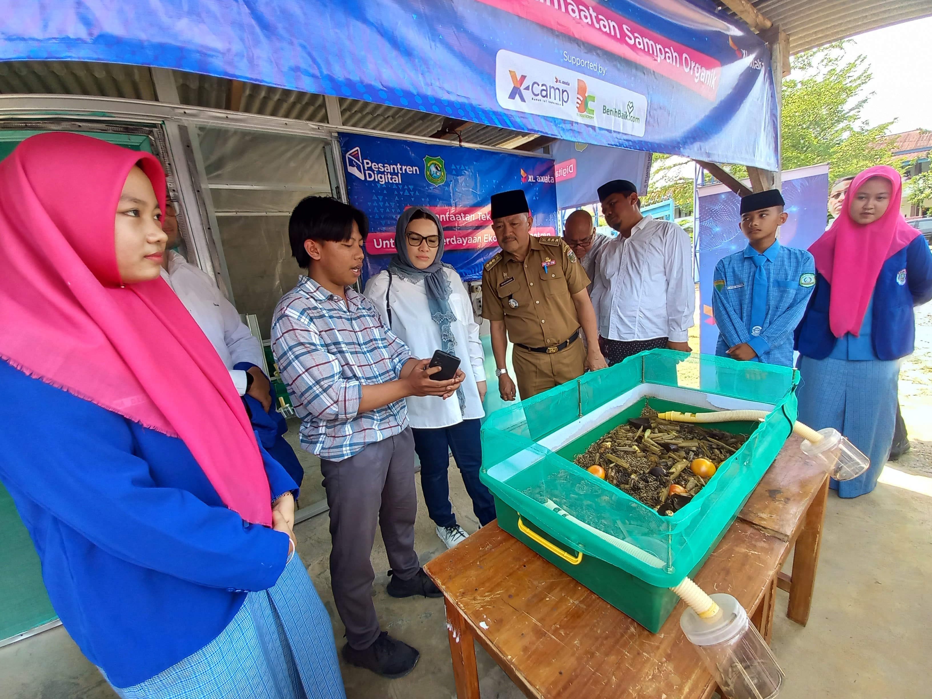 Dukung Program Pesantren Digital, XL Axiata Terapkan Solusi IoT Budidaya Maggot di Pesantren Lampung