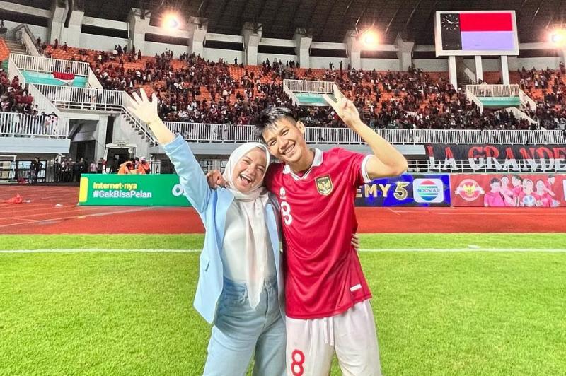 So Sweet! Witan Sulaeman Lari Bareng Istri Keliling Lapangan, Usai Timnas Indonesia Menang Atas Curacao