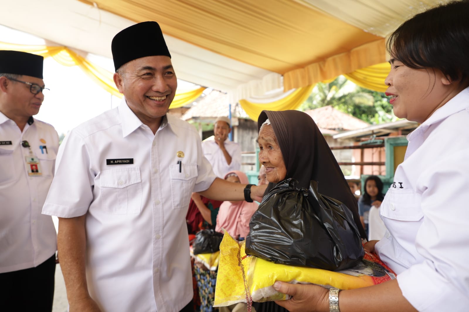 PJ Bupati Muba Salurkan Bantuan Untuk Warga Desa Tanah Abang