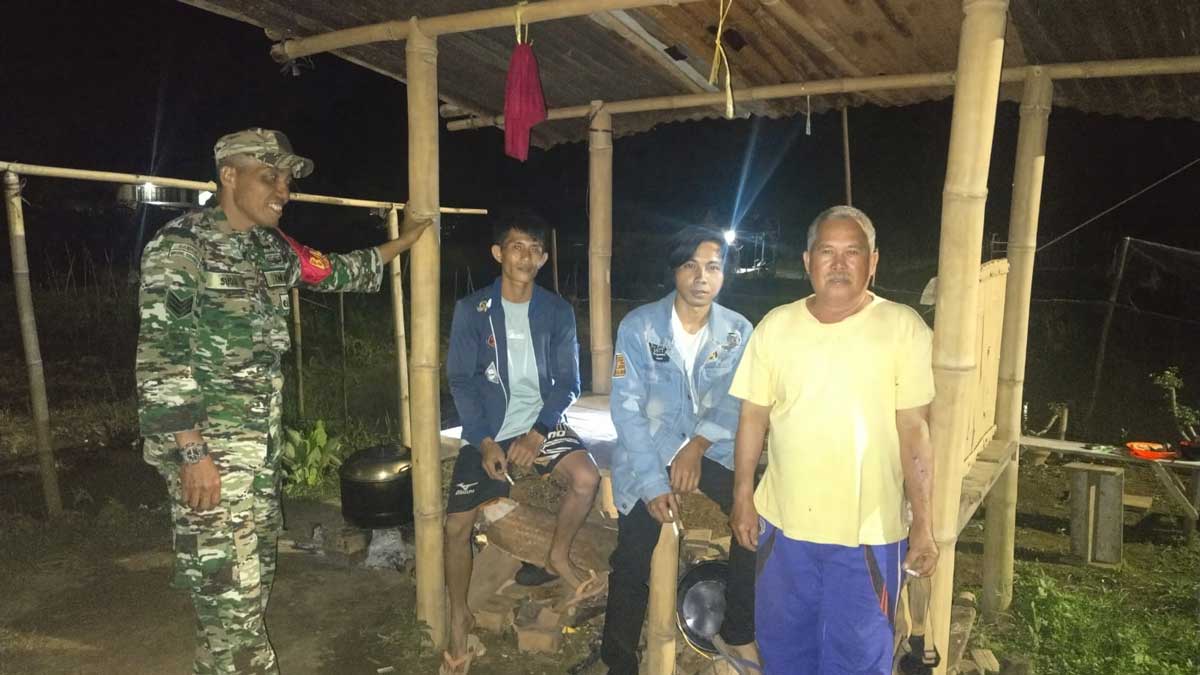Bahu Membahu! Potret Kekompakan Babinsa dan Warga Pagaralam Jaga Kampung di Hari ke-11 Ramadan