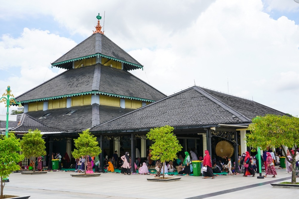5 Wisata Religi Paling Populer di Jawa Timur, Liburan Sambil Ziarah ke Makam Para Wali