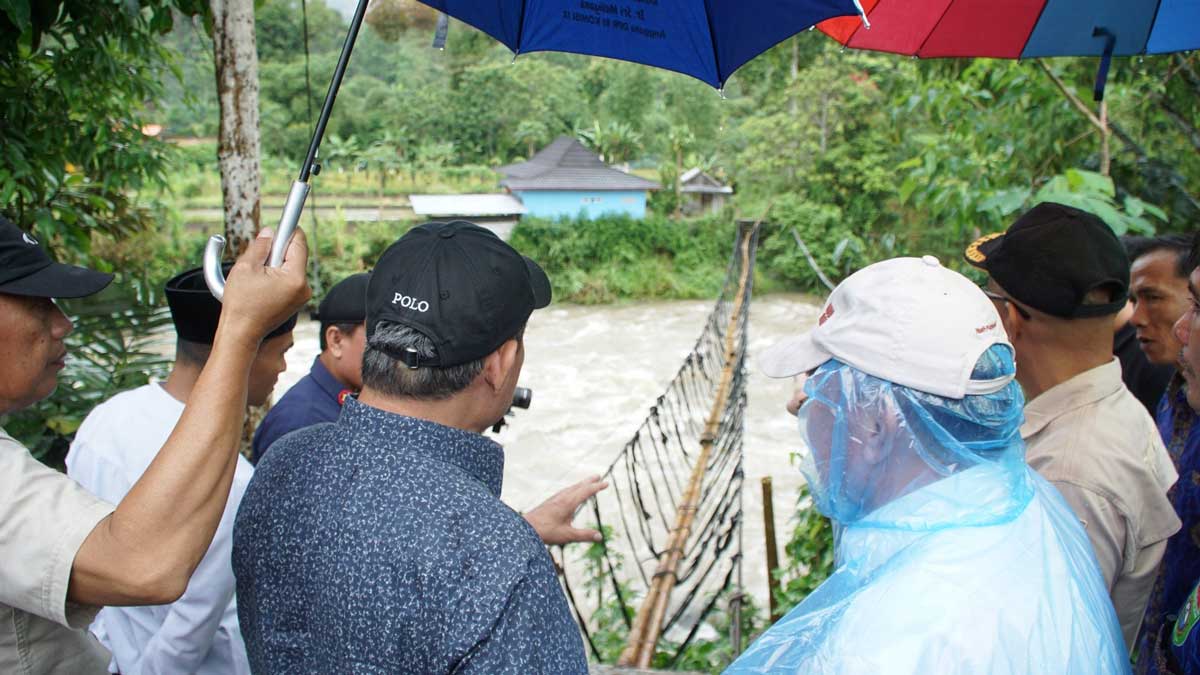 Jembatan Gantung 'Maut' di Gunung Karto Lahat Segera Dibangun Permanen