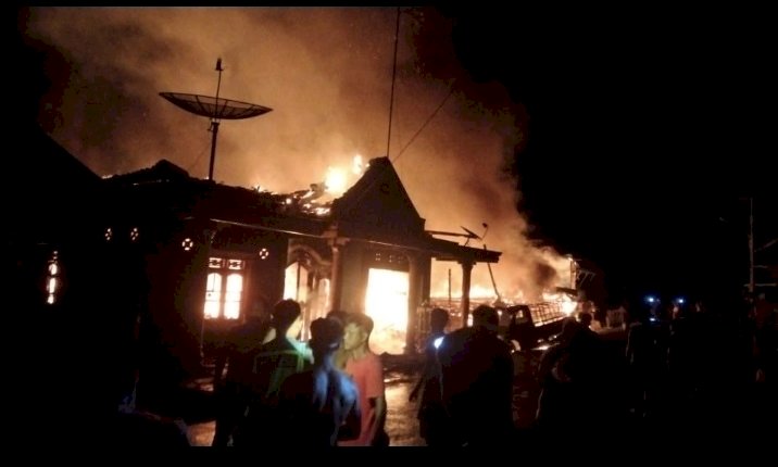Terjunkan 5 Unit Mobil Damkar Padamkan Api di Desa Talang Leban Musi Banyuasin