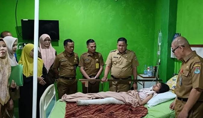 Pj Wako Lubuk Linggau H Koimudin Besuk Korban Putusnya Jembatan Sungai Malus