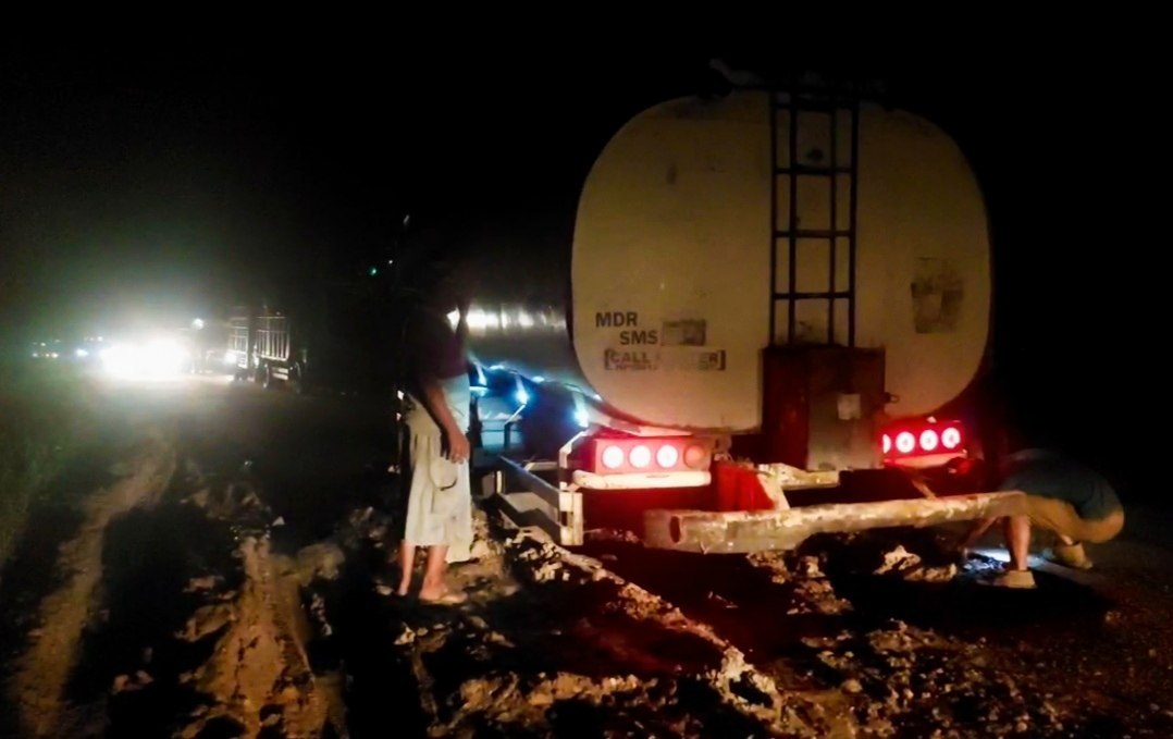 Diduga Sering Dilintasi Truk Tangki Pengangkut Minyak Ilegal, Jalan Sungai Lilin-Keluang Rusak Parah