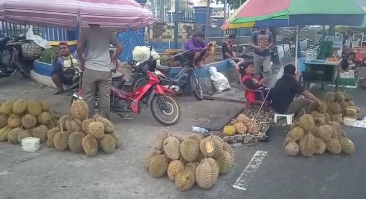 Stok Durian Mulai Berkurang, Harga Merangkak Naik
