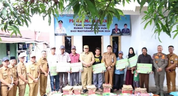 PJ Wako Lubuk Linggau H Koimudin Serahkan Bantuan 200 Unit Program Bedah Rumah