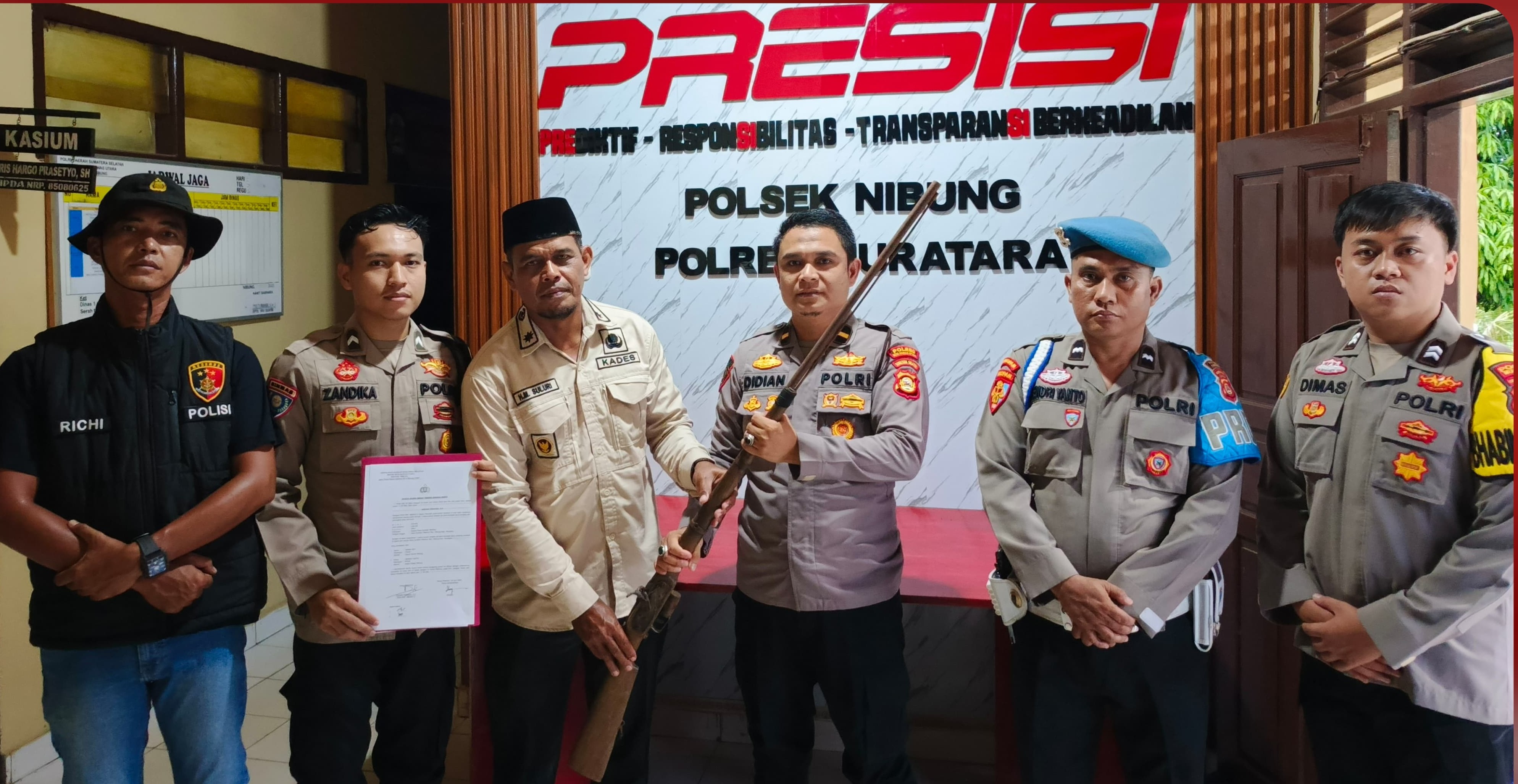 Warga Desa Sumber Makmur Serahkan Senpi Rakitan ke Polsek Nibung