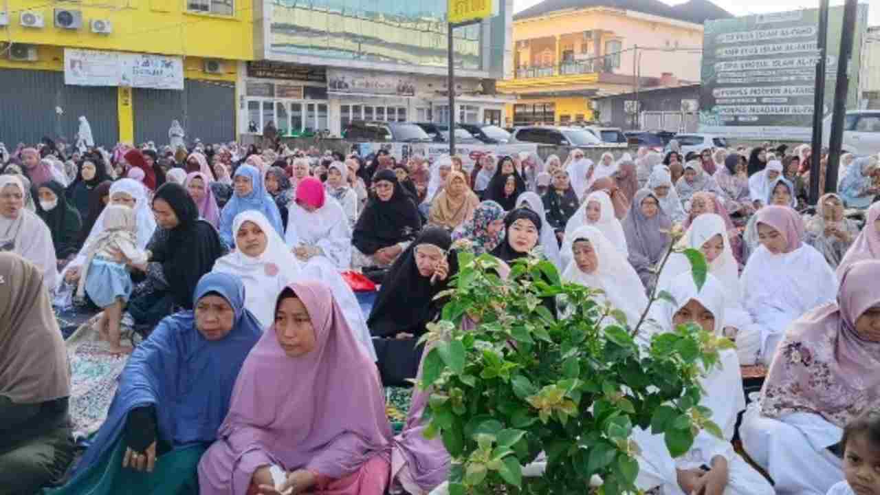 Ratusan Jemaah di Palembang Rayakan Idulfitri Lebih Dulu, Khatib Singgung Konflik Dunia Islam