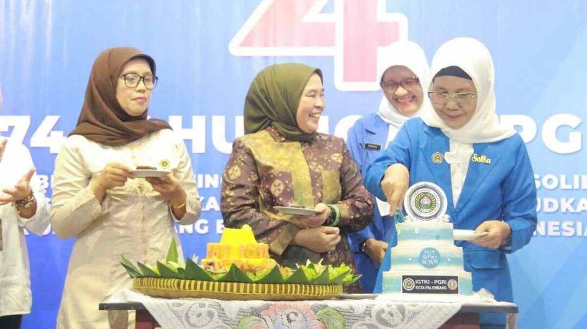 Tingkatkan Solidaritas dan Mendidik Generasi Emas, HUT ke-74 IGTKI-PGRI Kota Palembang Diwarnai Potong Tumpeng