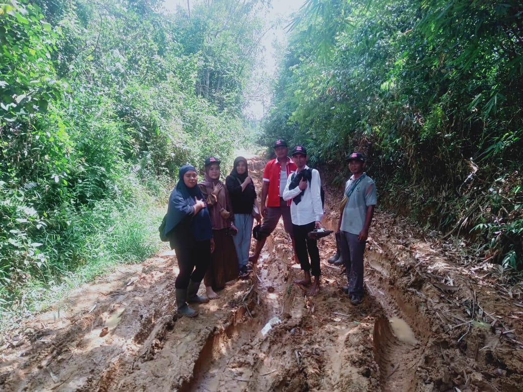 Petugas Pantarlih Rela Berjalan Kaki Hingga 12 Km Menuju Trans Tembeling Jaya 