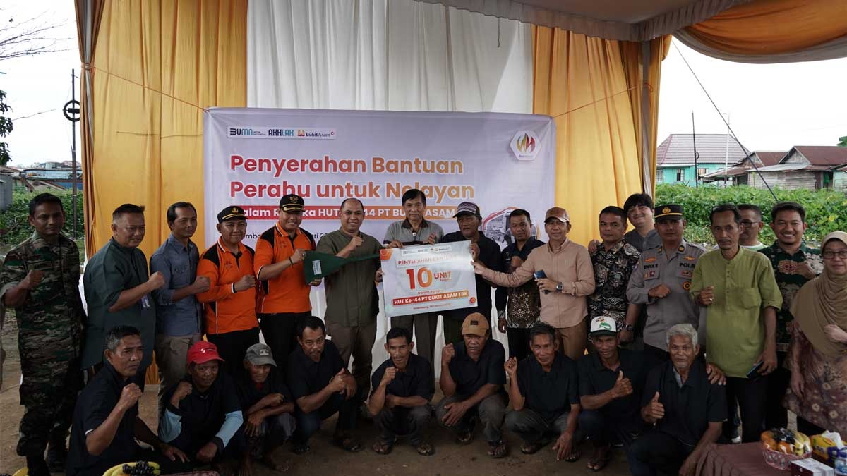 Bantuan Perahu dari Bukit Asam, Langkah PTBA dalam Meningkatkan Kesejahteraan Nelayan Palembang