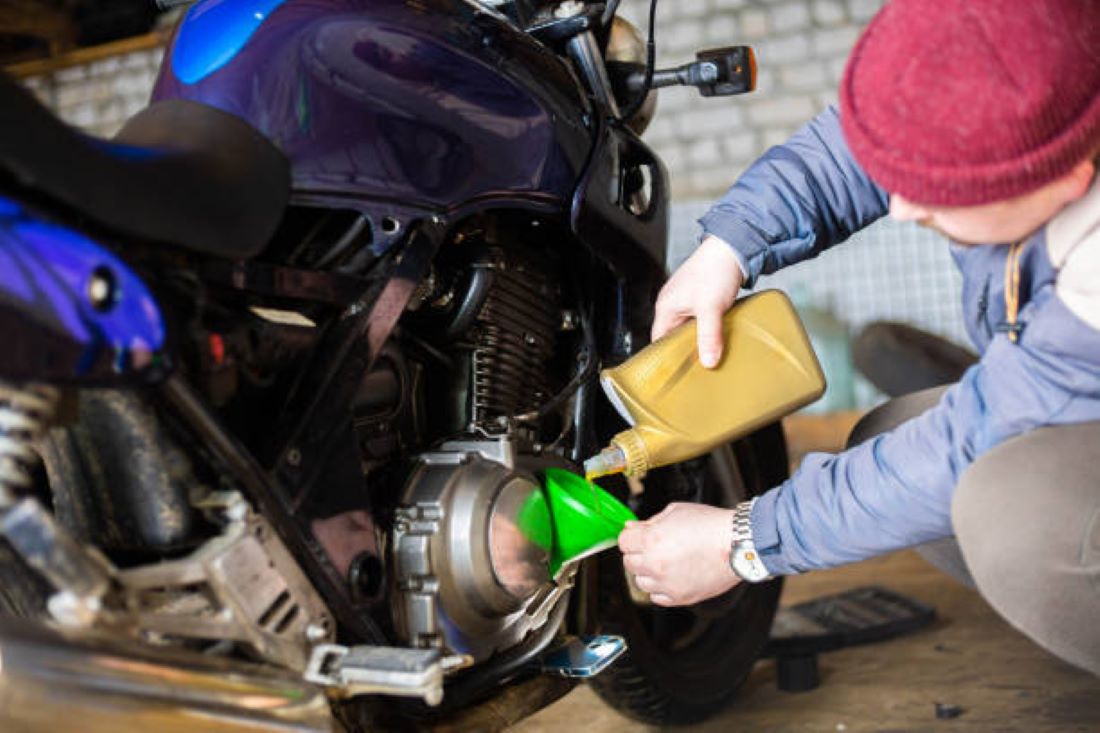 JANGAN SALAH! Ini Ciri Oli Mesin Motor Tinggal Sedikit