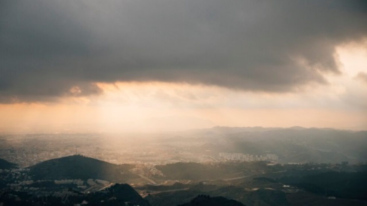 Prakiraan Cuaca BMKG Hari Ini 15 Desember 2025: Palembang Berawan, Hujan Ringan di OKU dan OKI