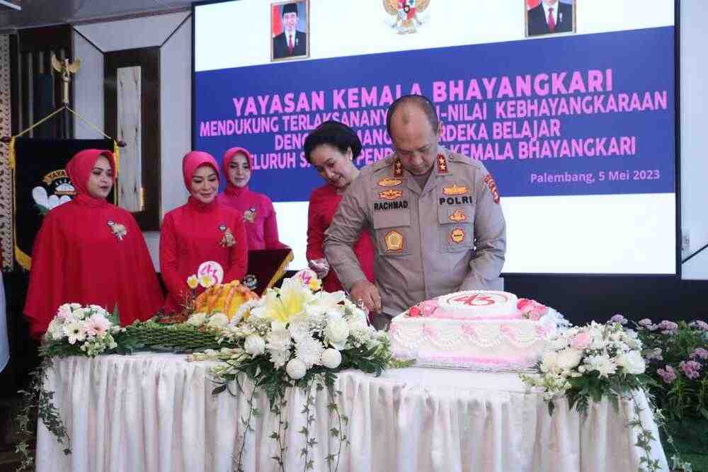  Ikuti Zoom HUT Yayasan Kemala Bhayangkari Ke-43, Kapolda Sumsel Potong Kue Ultah