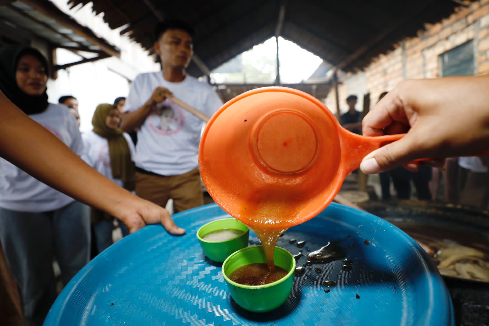 Cerita Pemuda Mahasiswa Nusantara OKI Sumsel Belajar Buat Gula Merah Produksi Rumahan