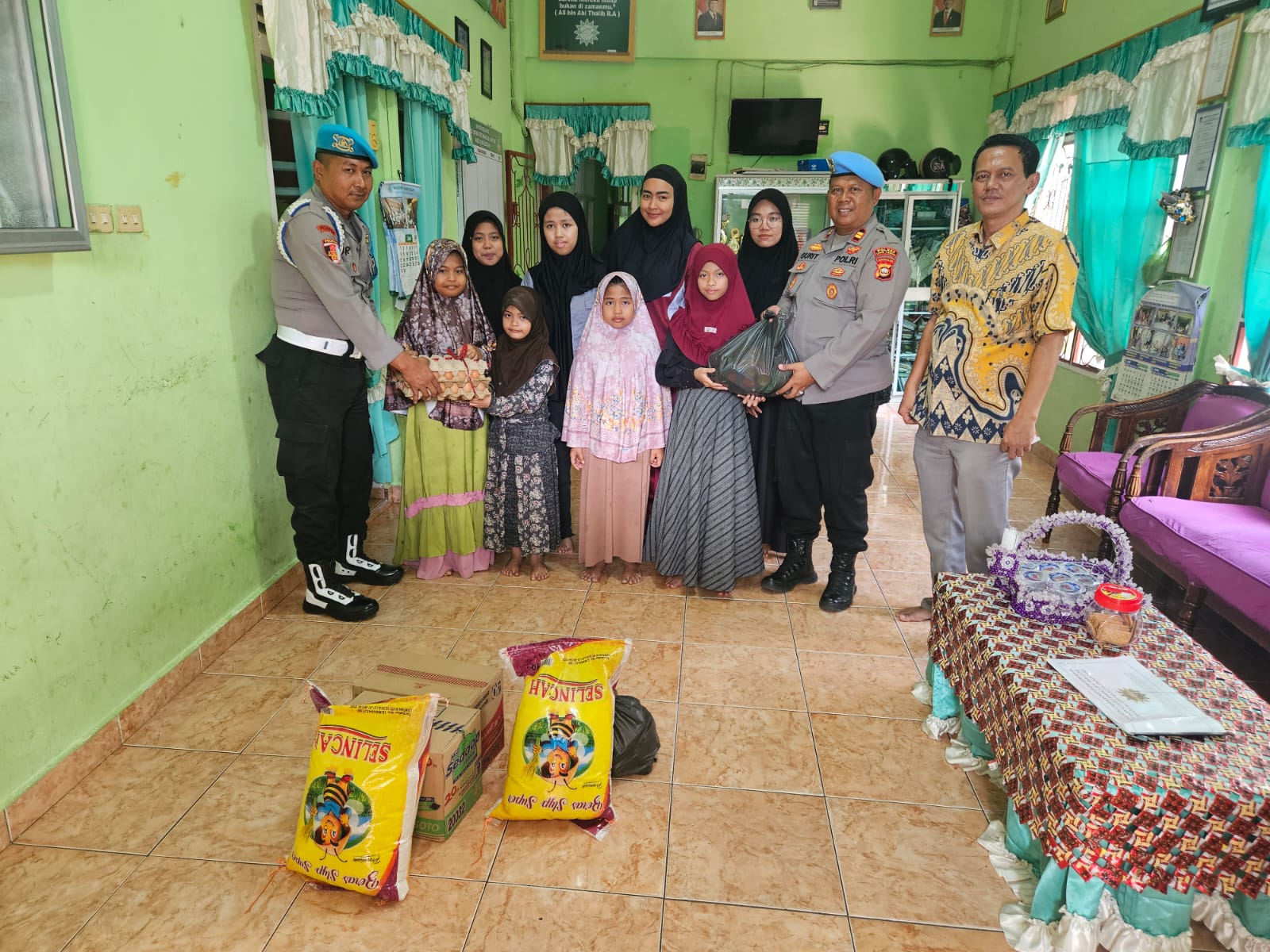 Polres Lubuklinggau Bagikan Sembako Untuk Anak Panti Asuhan
