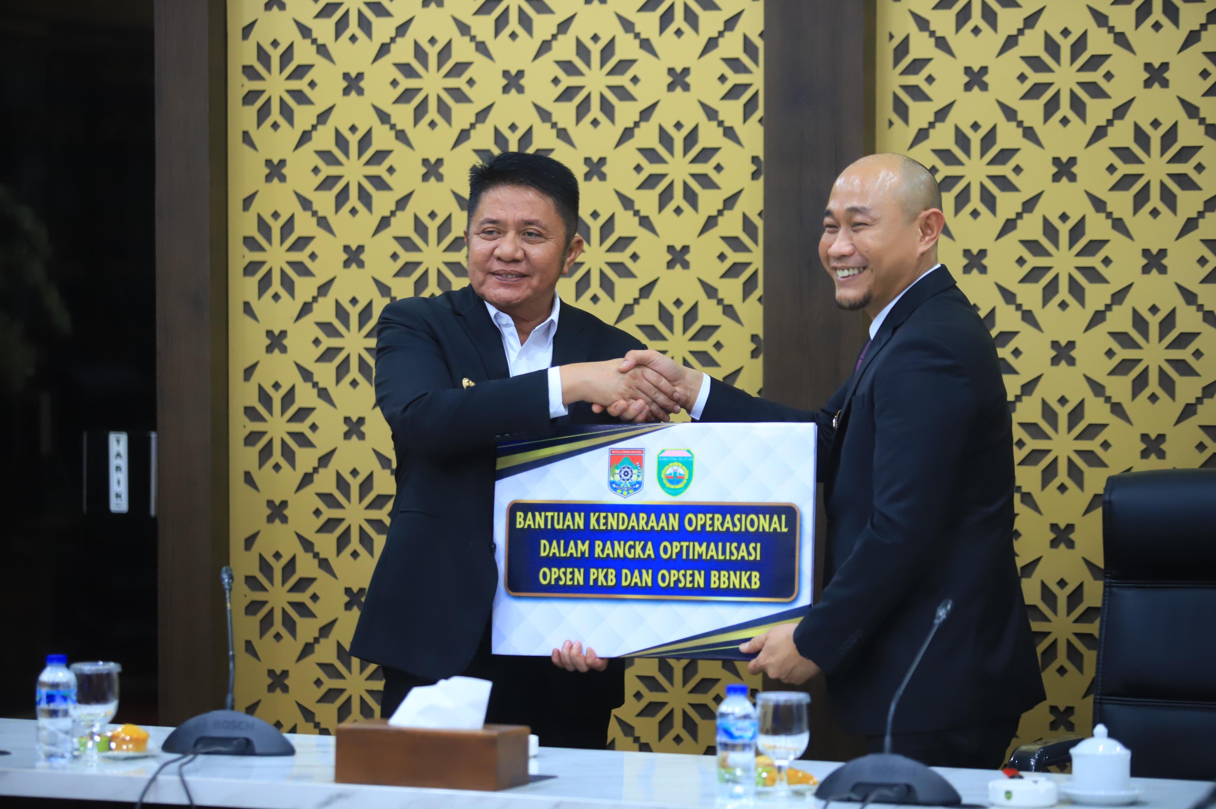 Pemkot Lubuklinggau Serahkan Kendaraan Operasional ke Pemprov Sumsel