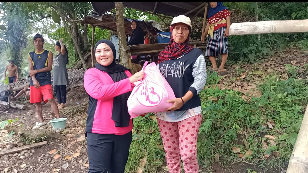 Pemecah Batu Terima Bantuan Sembako dari Yayasan Kemala Bhayangkari Lubuklinggau