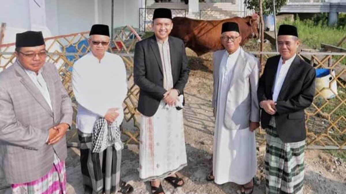 Kurban 17 Sapi, Bupati Panca dan Wabup Ardani Salat Ied di Masjid Agung An-Nur 