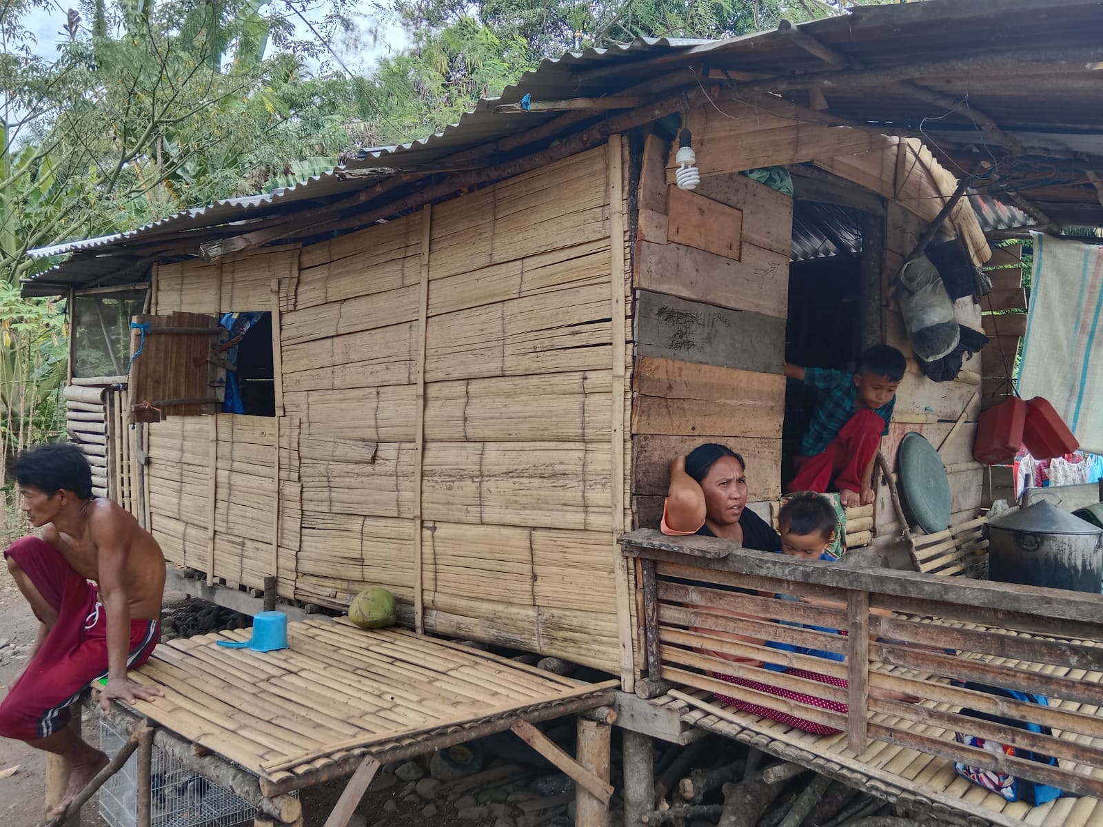 Keluarga Alias Tinggal di Gubuk Tepi Sungai Lingsing