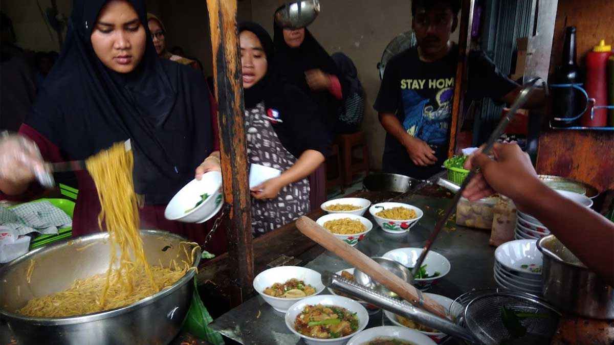 Bak Setinggi Gunung! Ada Kedai Mie Ayam Unik di Bogor, Sekali Bikin Langsung 50 Porsi