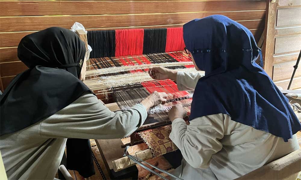 Ramah Lingkungan, Kerajinan Songket Binaan PT Bukit Asam Gunakan Pewarna Alami