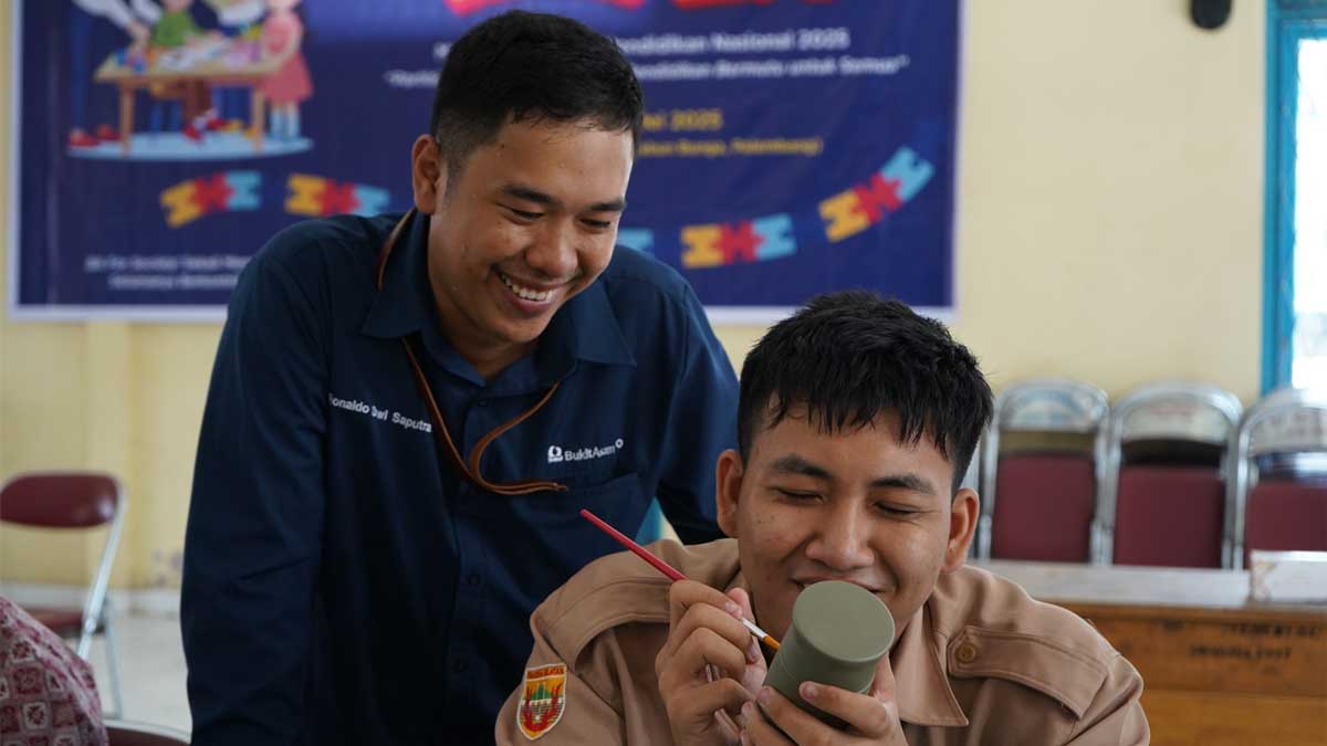 Ukir Cita Lewat Lukisan, PTBA Ajak Siswa SLB Tunjukkan Potensi Diri