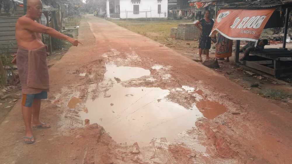 Jalan Desa Rawang Besar Rusak Parah, Warga Harapkan Perhatian Pemkab OKI