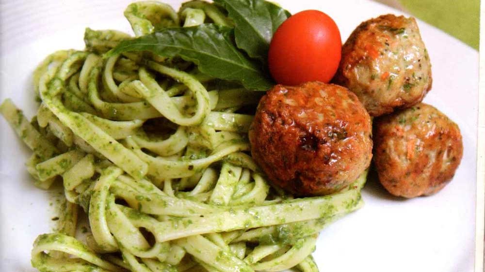 Resep Fettuccine Saus Pesto Bola Ayam untuk Sarapan Lebih Sehat