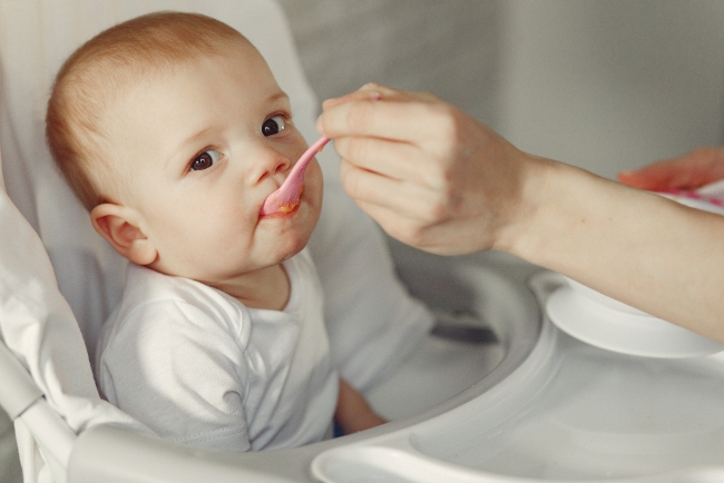 Bunda Wajib Tahu! Bayi di Bawah 6 Bulan Tidak Boleh Diberi Makan Pisang, Ini Alasannya