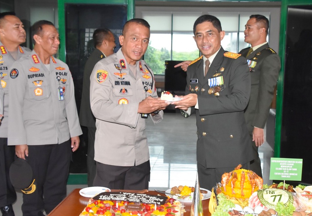  Surprise Kepada Danrem 044/Gapo, Wakapolda Beri Nasi Tumpeng Beserta Ucapan HUT TNI Ke-77