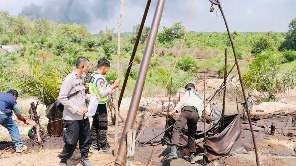 Tancap Gas! Sub Satgas Gakkum Tutup 95 Sumur Ilegal Drilling dan Illegal Refinery di Musi Banyuasin 